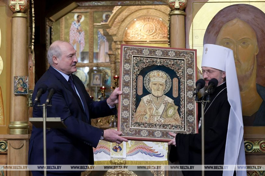 Александр Лукашенко зажег рождественскую свечу в минском храме Преподобных Оптинских старцев