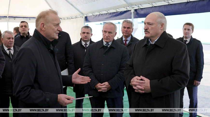 Президент Беларуси Александр Лукашенко посетил 30 октября молочно-товарный комплекс "Устенский" в Оршанском районе