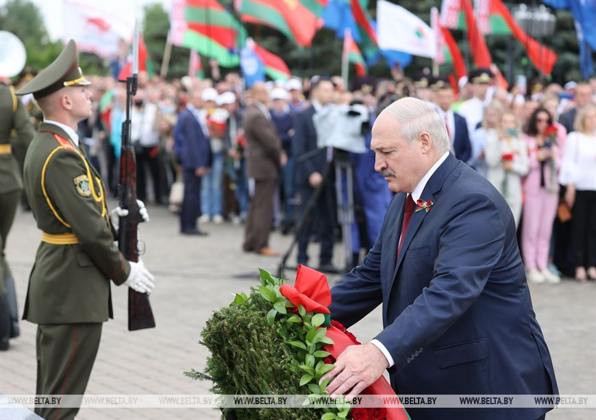 Лукашенко в День Независимости возложил венок к Кургану Славы