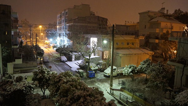 В Афинах из-за выпавшего снега закрыли школы