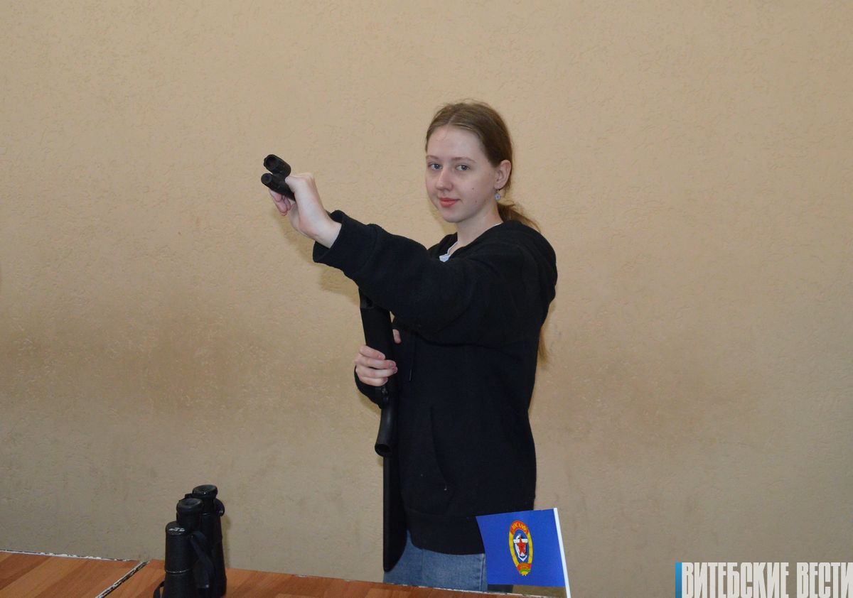«Когда окружающие узнают о моем хобби, выражение их лица резко меняется». Старшеклассница из Витебска побеждает в соревнованиях по стрельбе 