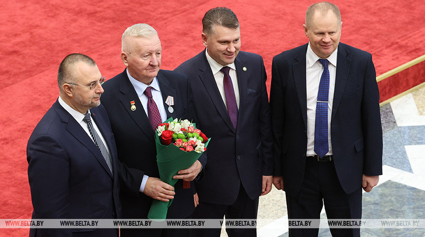 "Родная земля в надежных руках". Александр Лукашенко вручил награды труженикам АПК