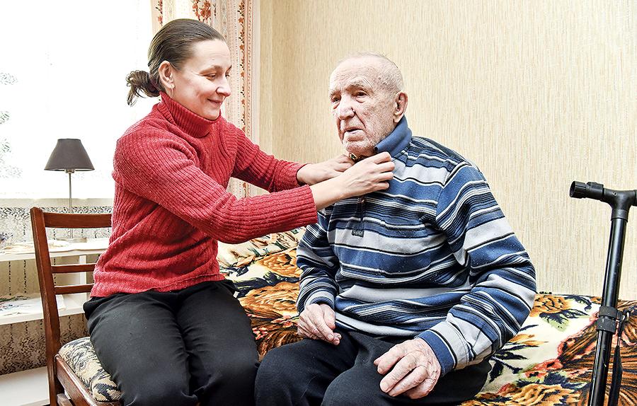 Социальное жилье и соцработник в помощь. Как живет один из старейших ветеранов ВОВ в Витебской области