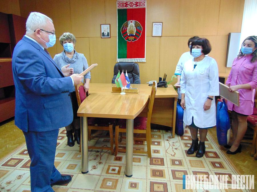Владимир Терентьев вручил грамоты и подарки сотрудникам Ушачской районной больницы