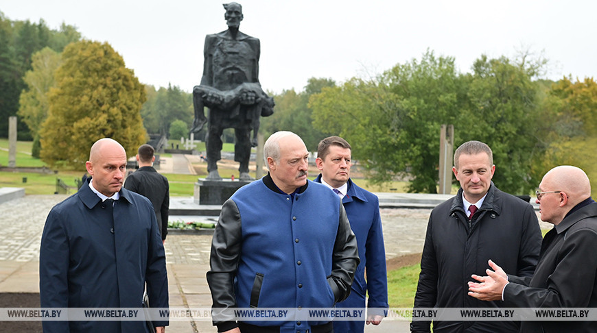 Александр Лукашенко в "Хатыни": надо беречь свое, чтобы не быть сожженными в этих сараях