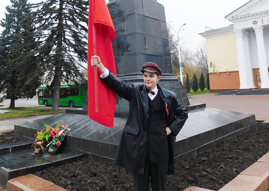 В Витебске коммунисты собрались у памятника Ленину по случаю 100-летия Октябрьской революции