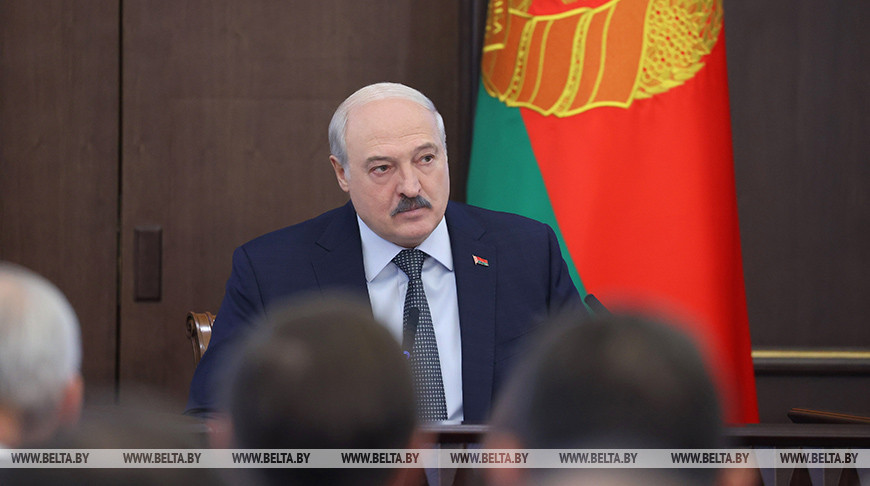 Лукашенко поручил до 1 мая внести предложения по раскрепощению регионов и предприятий