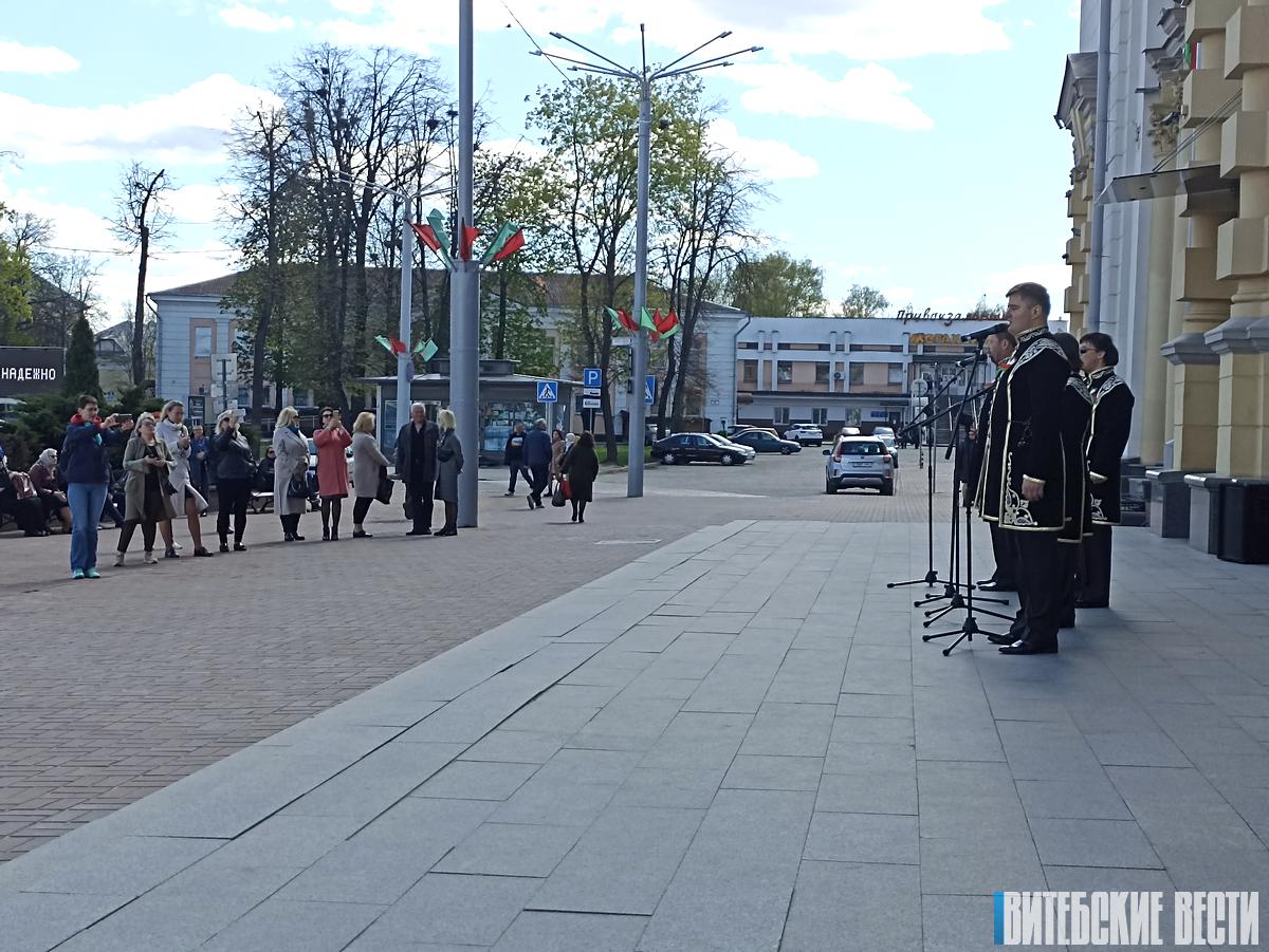 Спели «День Победы» вместе: в Витебске прошел музыкальный флешмоб