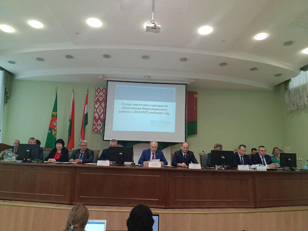 В Шарковщине Игорь Сергеенко принимает участие в заседании райисполкома