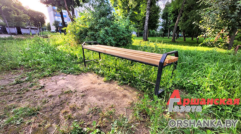 В Оршанском районе во дворах жилых домов ставят новые скамейки и урны