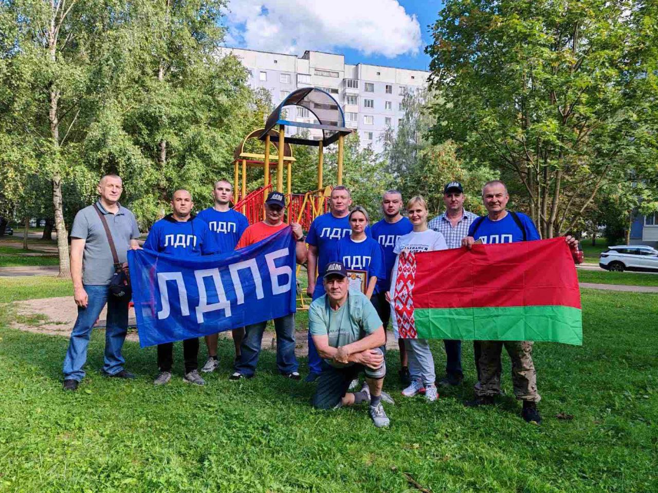 Витебская городская организация ЛДПБ благоустроила придомовую территорию в одном из дворов областного центра