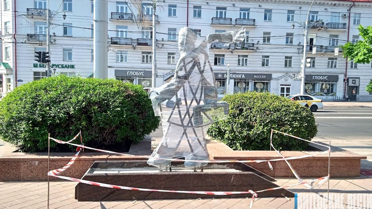 Фотофакт. В центре Витебска устанавливают новую скульптуру
