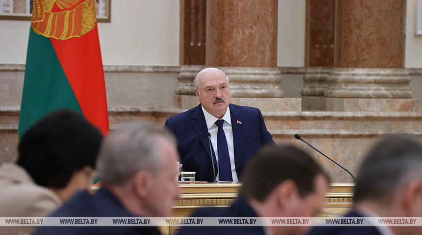 Александр Лукашенко о наращивании доли отечественных лекарств: лежим и не шевелимся