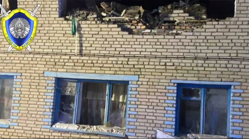 Следственно-оперативная группа начала осмотр дома в Полоцком районе, где произошел взрыв 