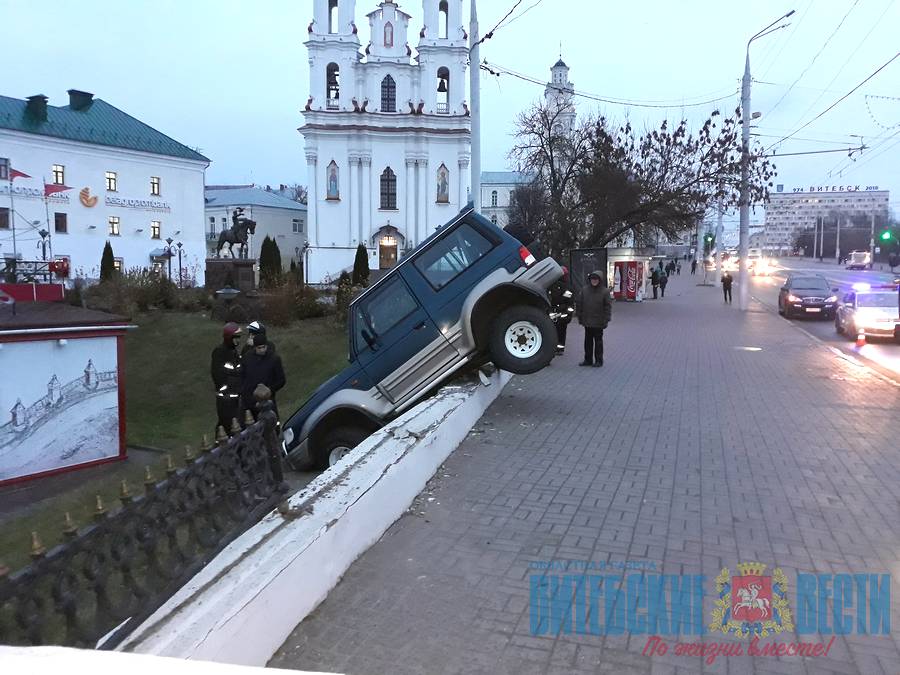 Внедорожник чуть не вылетел в реку Витьба с моста в центре Витебска  