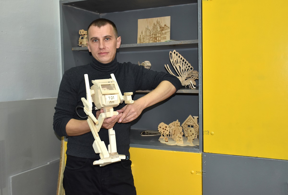 Вместо гаджетов  — молоток, или Как wood-мастер из Шумилино Александр Птицкий прививает детям любовь к прекрасному