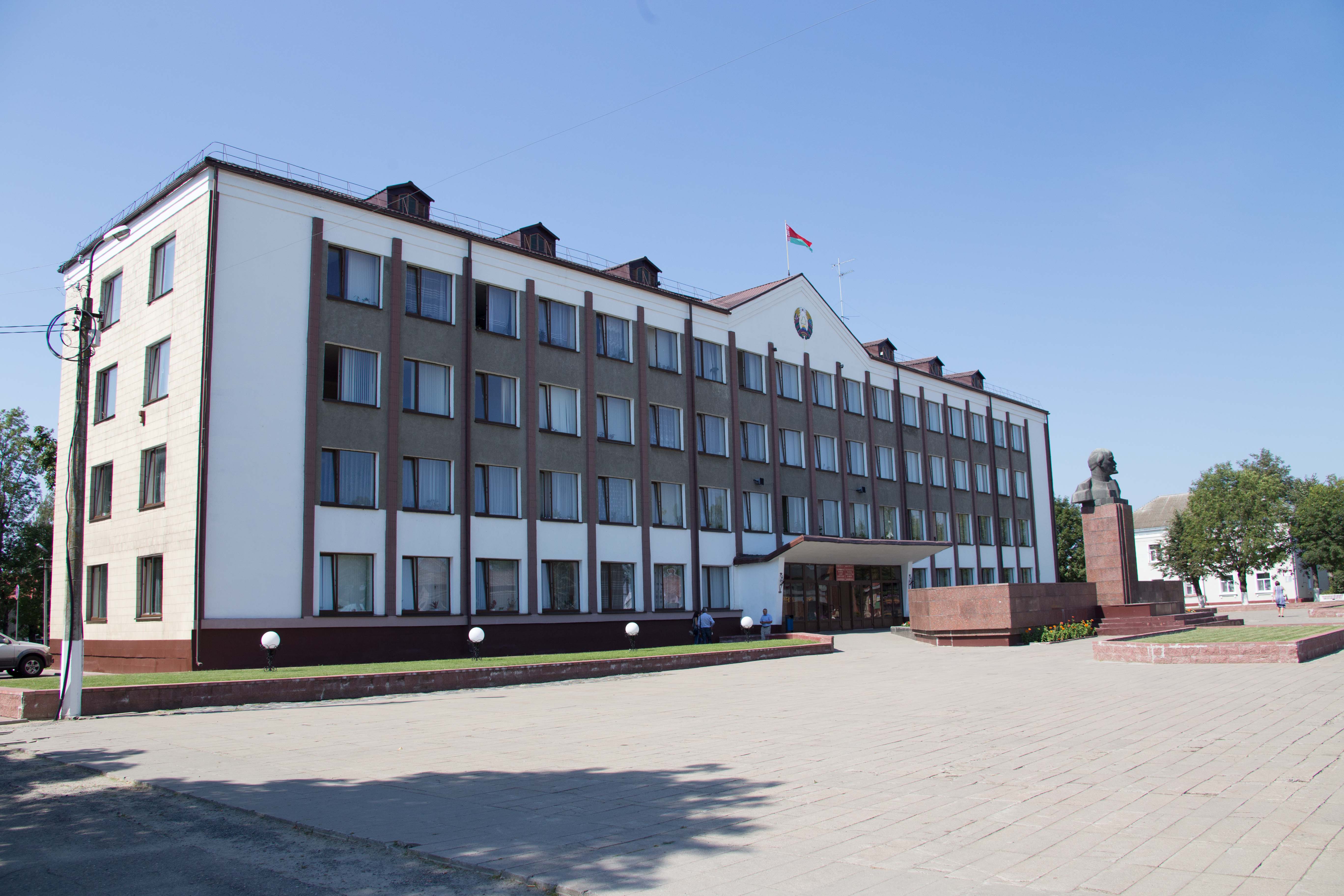 Николай Шерстнёв поручил председателю Толочинского райисполкома лично контролировать ситуацию в ОАО "Звенячи"