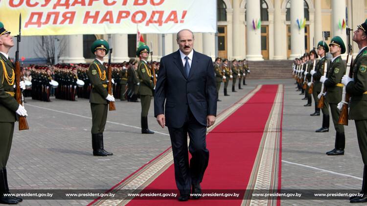 "Не отдали страну на растерзание, не позволили растащить народное богатство, не допустили расслоения и раздора в обществе" - Александр Лукашенко