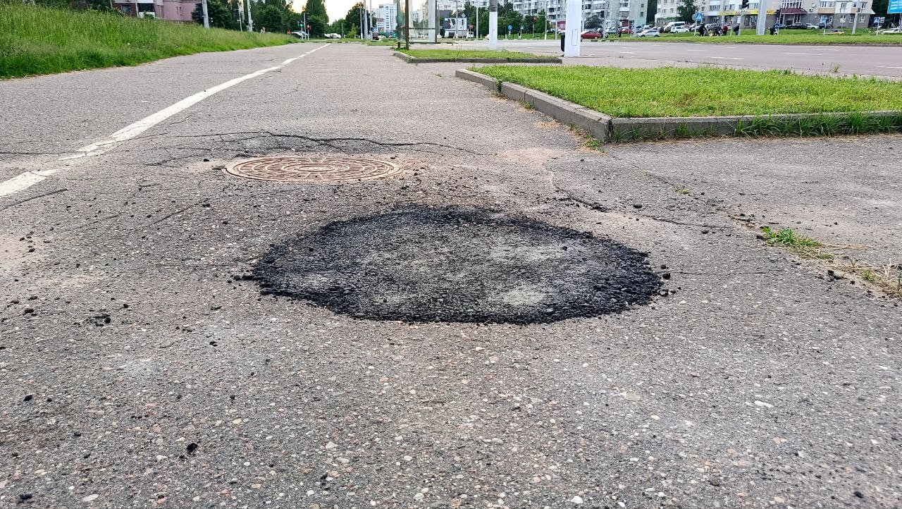 От сообщения в чат-боте до ремонта. В Витебске ликвидировали опасную яму по улице Воинов-Интернационалистов