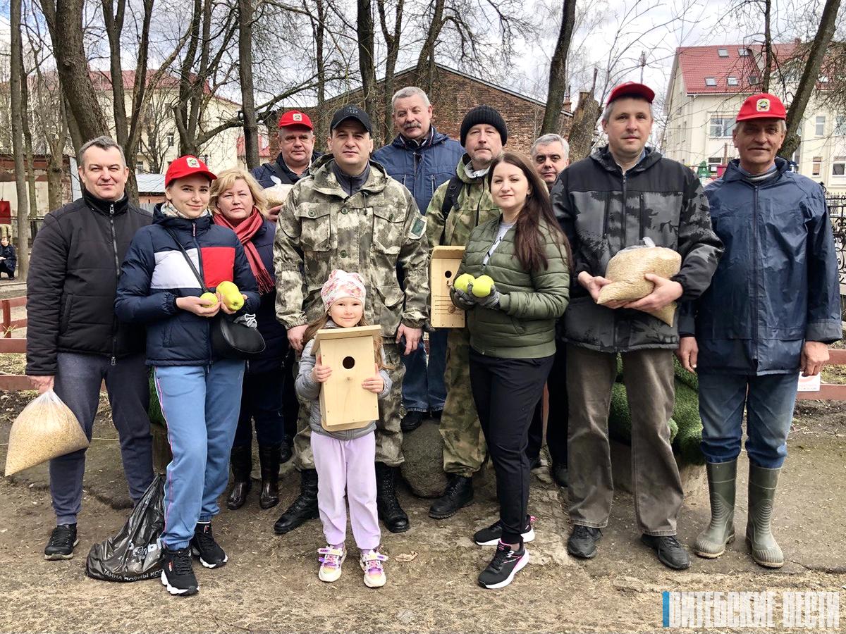 Сотрудники областного комитета природных ресурсов и охраны окружающей среды провели трудовую акцию в Витебском зоопарке