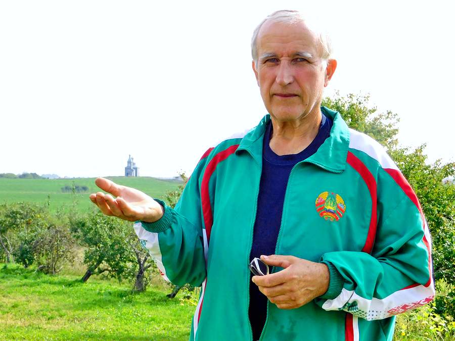 В Лепельском районе фермер построил агроусадьбу, церковь и соорудил иконостас в собственном доме