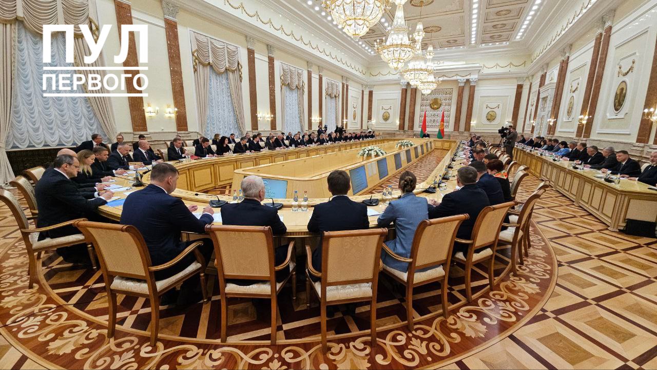 Лукашенко - послам: нужна "военная мобилизация", чтобы удержать экономику страны