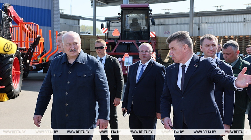 "Надо решать вопрос". Лукашенко поручил разобраться с проблемами на "АМКОДОРе"