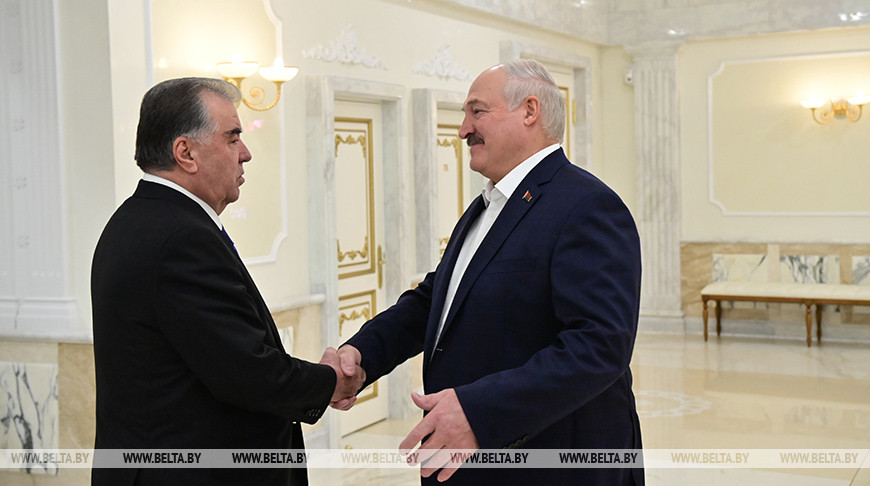 Александр Лукашенко на встрече с Эмомали Рахмоном заявил о готовности наращивать товарооборот и поддержал открытие мощного торгового центра