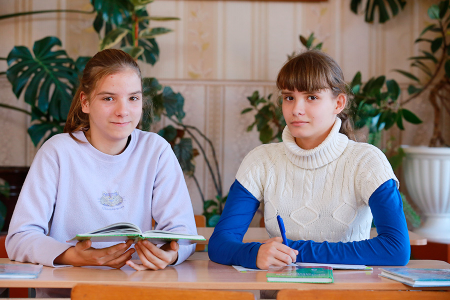 «А вы нашли нам родителей?». Как телепередача изменила жизнь сирот-двойняшек из Шумилинского района  