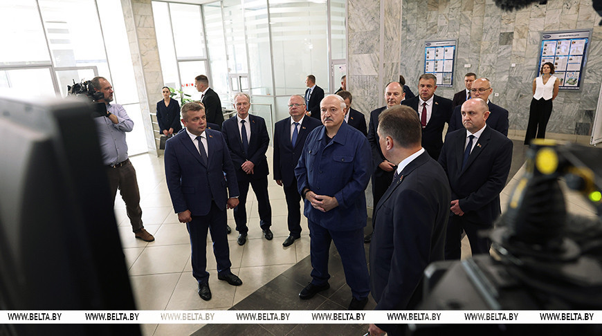 Торговля на селе и перспективы БелОМО. Александр Лукашенко посещает Вилейский район