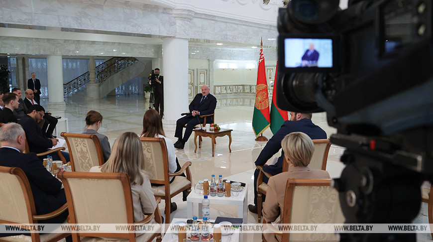 "Готовы серьезно поговорить, даже Путин прилетит". Александр Лукашенко пригласил Байдена в Минск