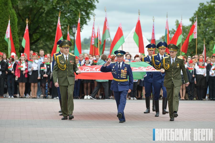 В Витебске состоялось торжественное поднятие Государственного флага Беларуси