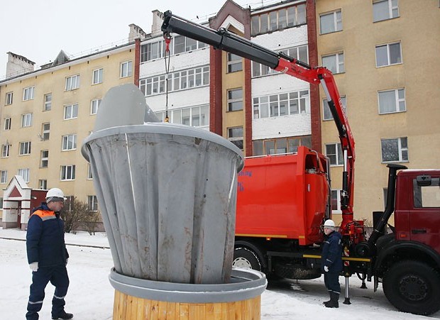 В Новополоцк поступили машины для обслуживания подземных мусорных контейнеров 