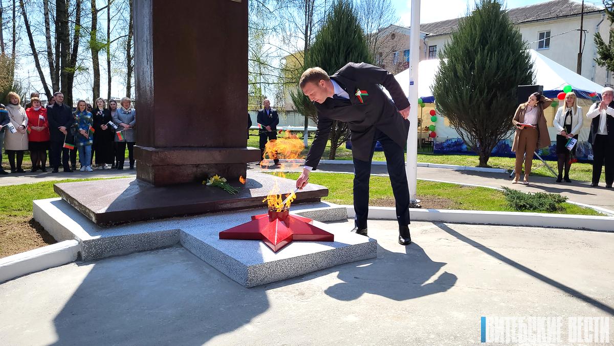 На Оршанском мясоконсервном комбинате провели торжественную церемонию зажжения Огня Памяти у памятника Николаю Корначёнку