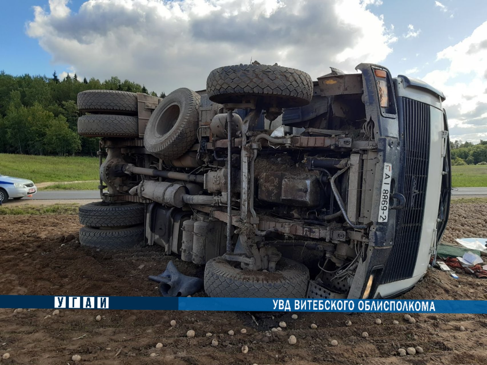 В Витебском районе опрокинулся грузовик