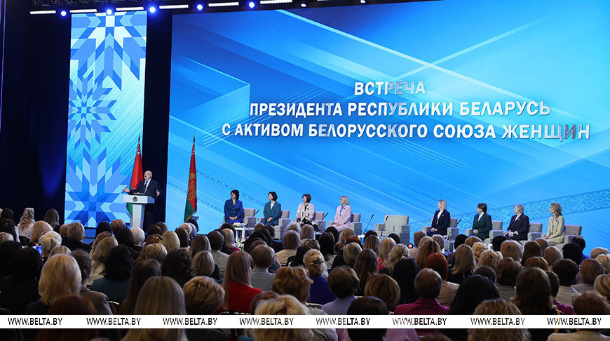 Лукашенко в преддверии 8 Марта вручил госнаграды 15 женщинам из различных регионов страны