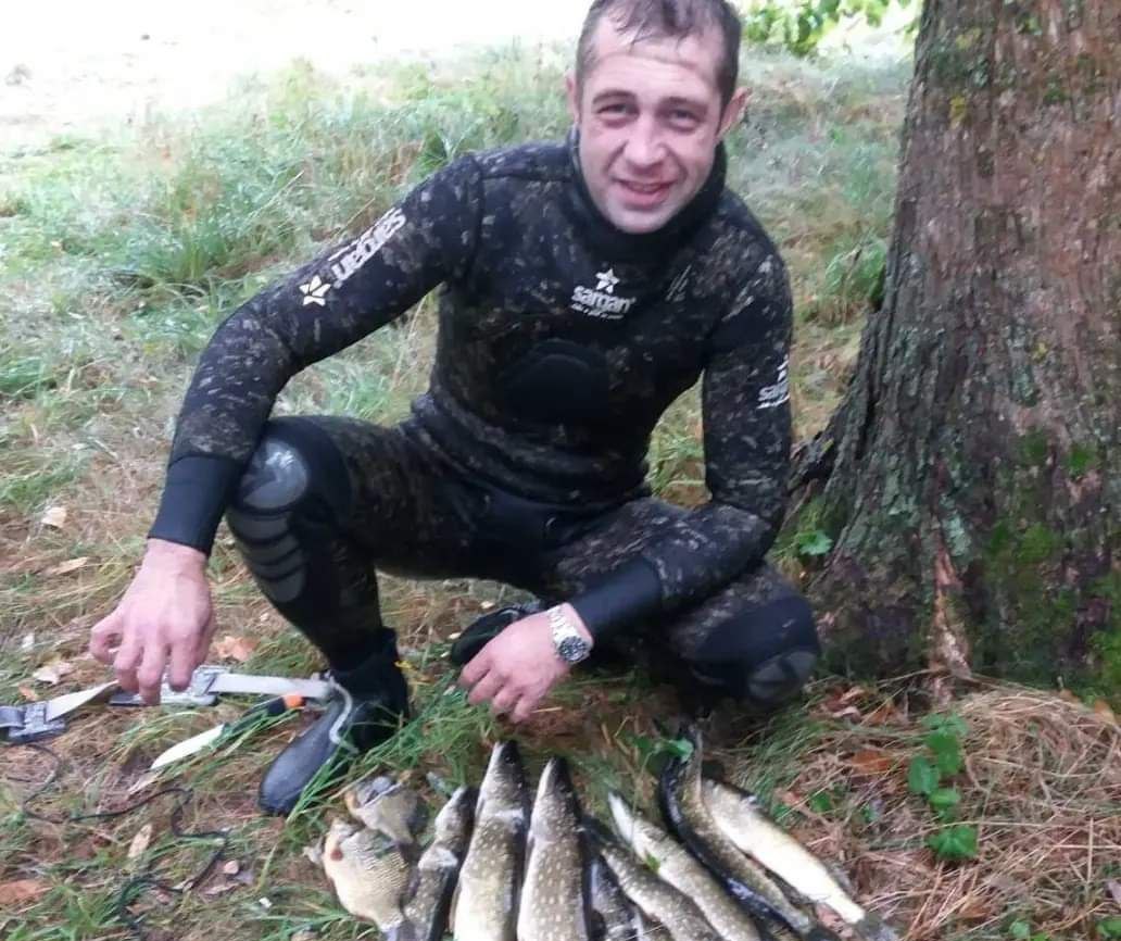 Витебчанин Владимир Журавский ловит рыбу под водой