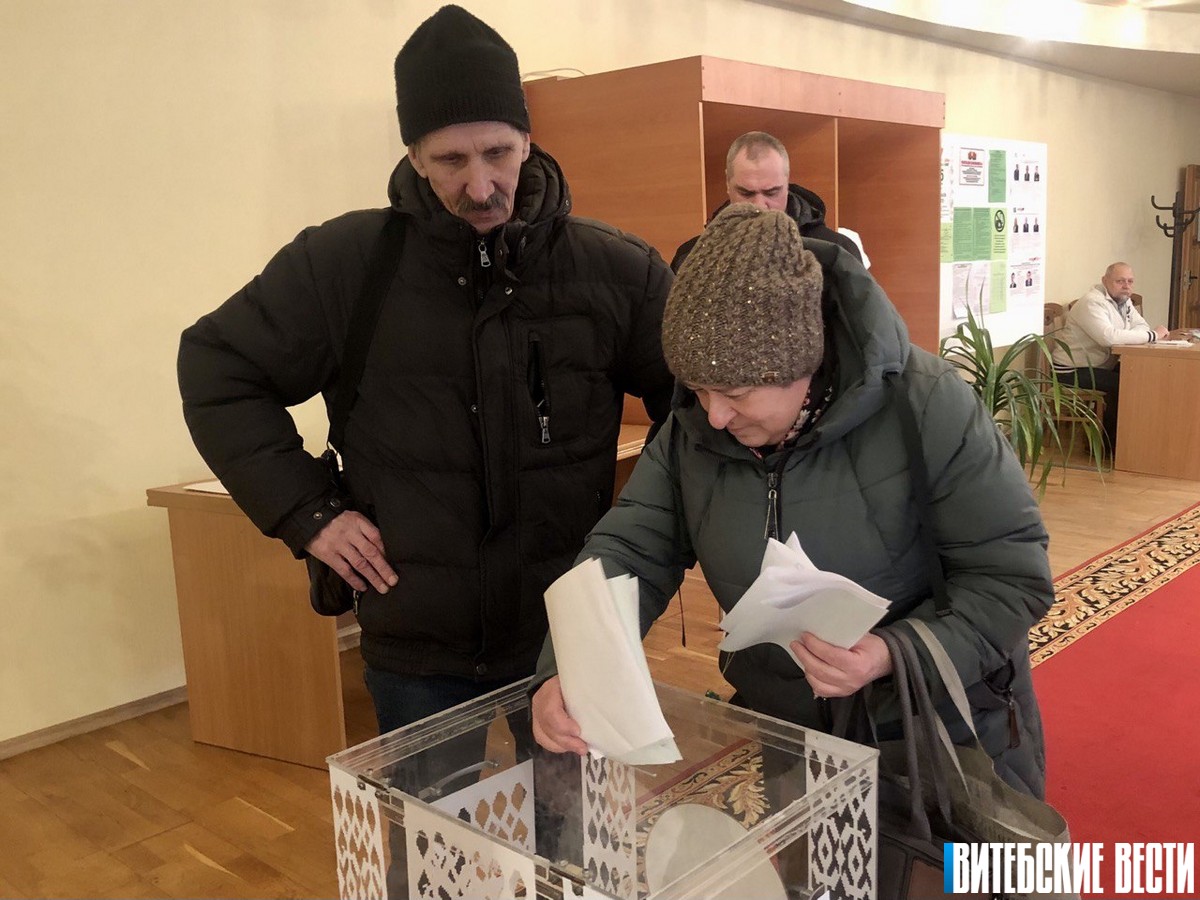На витебском участке для голосования №4 отмечается высокая активность и заинтересованность избирателей