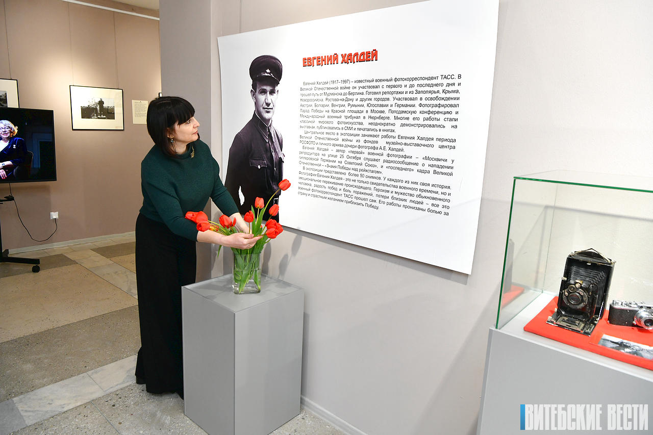 С «Лейкой» и с блокнотом: в Витебске представили выставку хрестоматийных фотографий Евгения Халдея