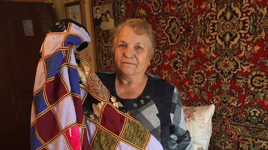 Пенсионерка Людмила Ермолюгина складывает оригами и мастерит шедевры из скрепок 