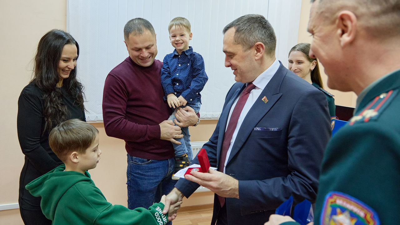 В Витебске наградили индивидуальных предпринимателей и посетителя ТЦ «Беларусь», которые помогли эвакуироваться людям до прибытия спасателей во время пожара