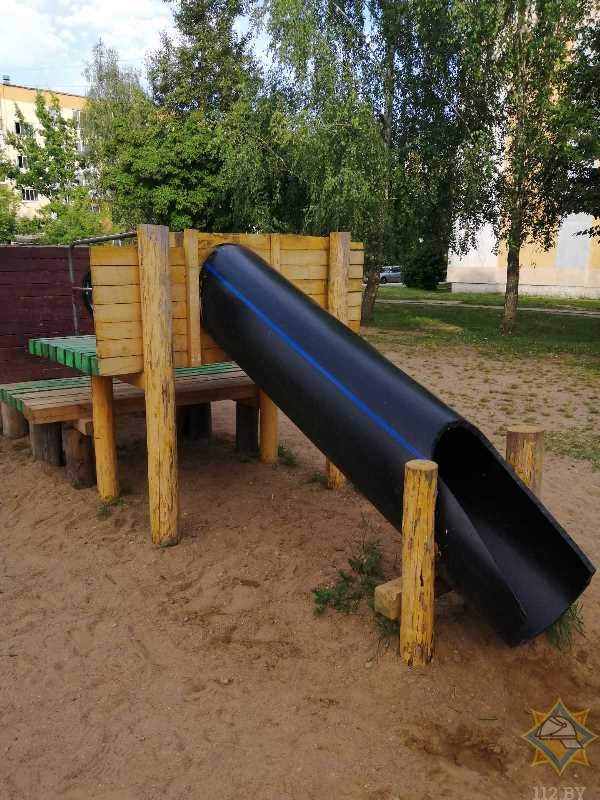 В Толочинском районе ребёнок застрял в трубе детской горки