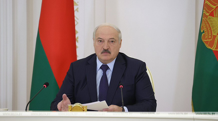 Александр Лукашенко потребовал оперативнее действовать в снижении цен на древесину для строительства жилья