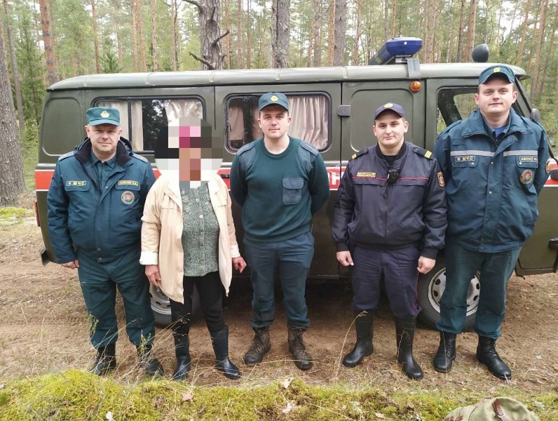 В Россонском районе спасатели нашли заблудившуюся в лесу пенсионерку 
