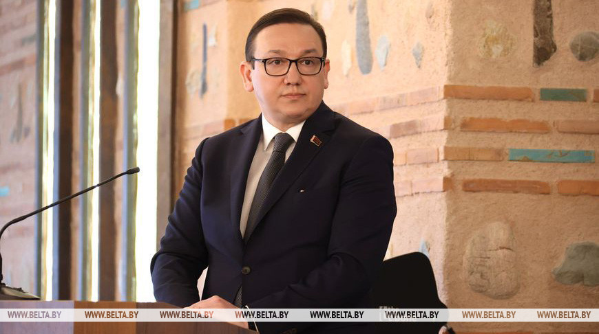Перцов: молодежь покупает литературу, читает литературу и доверяет ей