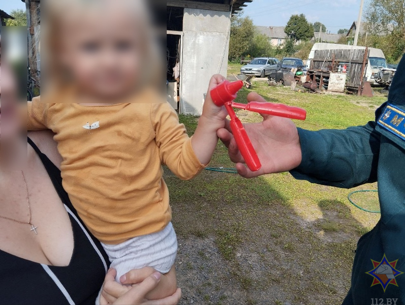 В Чашниках спасатели освободили палец ребенка, застрявший в пластмассовой игрушке
