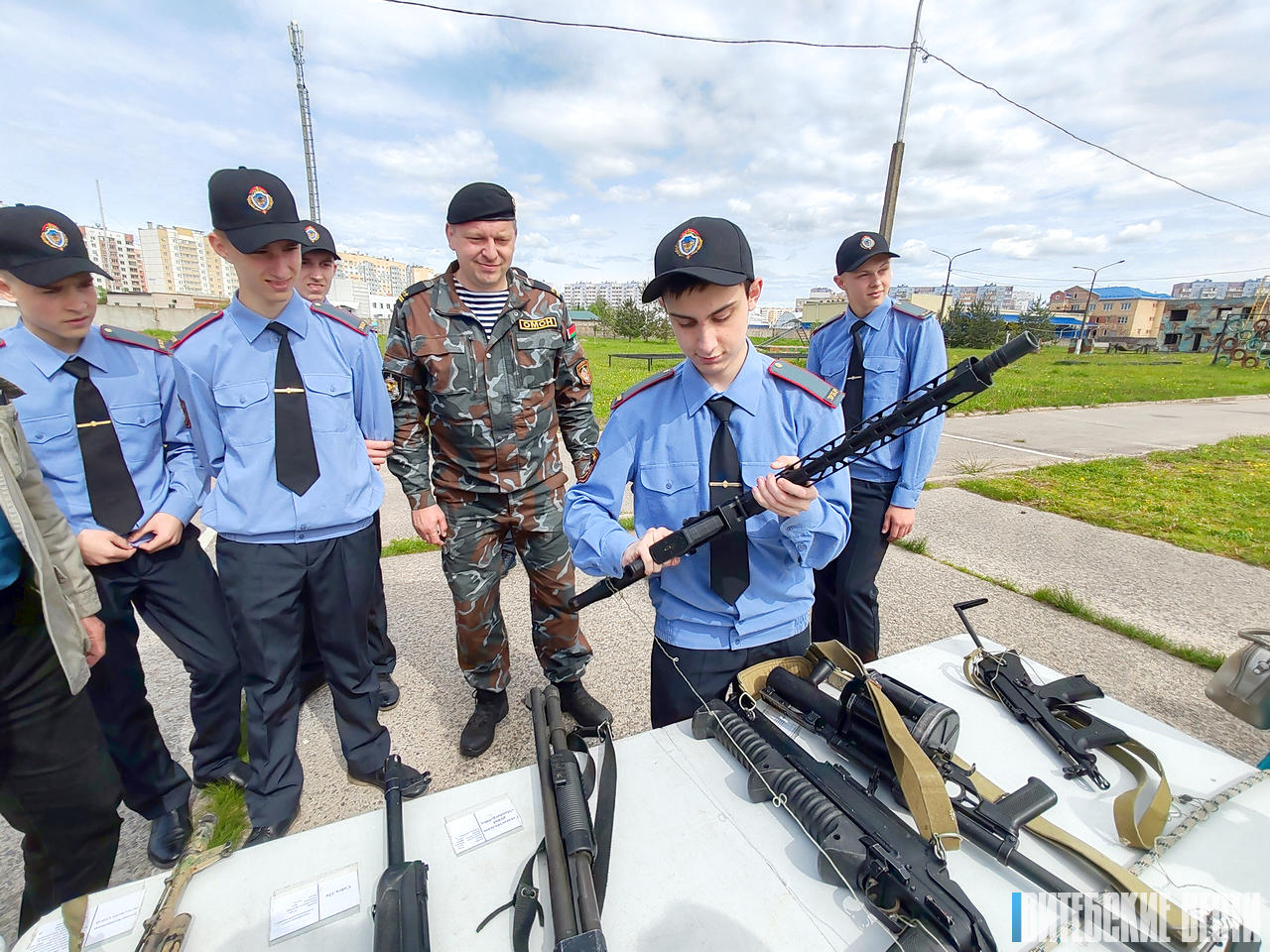 ФОТОФАКТ: Воспитанники военно-патриотического клуба «Зубр» из Орши посетили базу ОМОН в Витебске