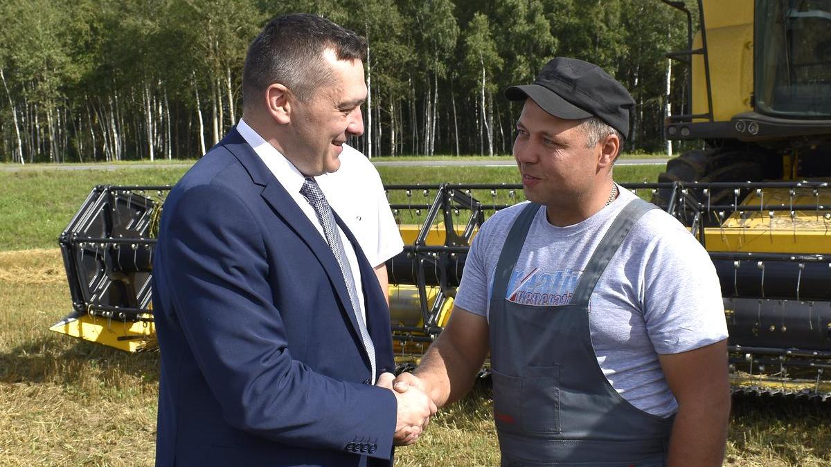 Комбайнер из УП «Рудаково» Витебского района Валентин Ященко намолотил 2 тысячи тонн зерна