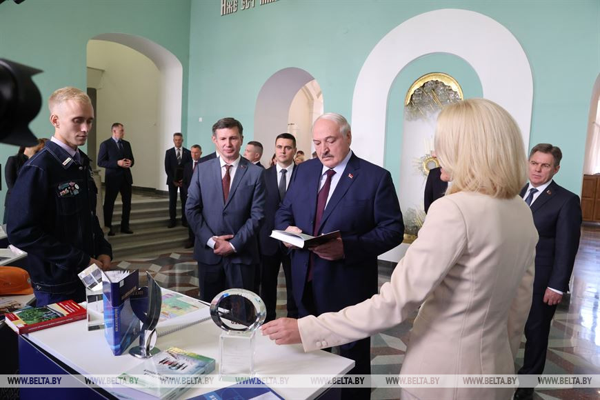 "Вам не надо останавливаться". Лукашенко ознакомился с научными разработками БГУ