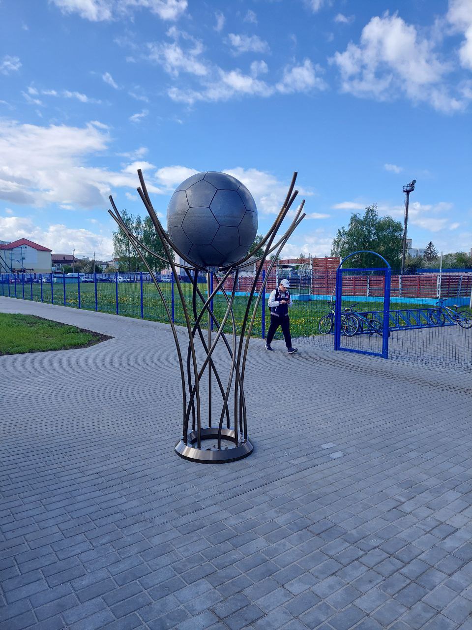 В Беларуси выковали 400-килограммовый стальной футбольный мяч